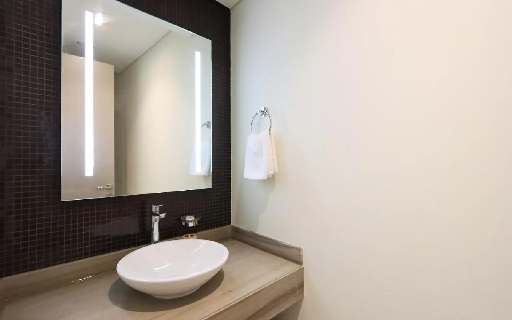 2Br Oasis In Damac Towers By Livbnb Dubai United Arab Emirates
