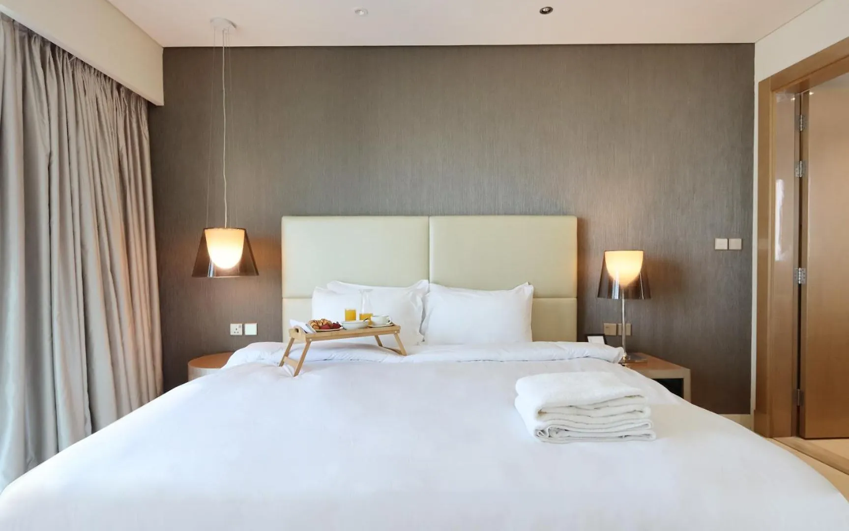 2Br Oasis In Damac Towers By Livbnb Dubai
