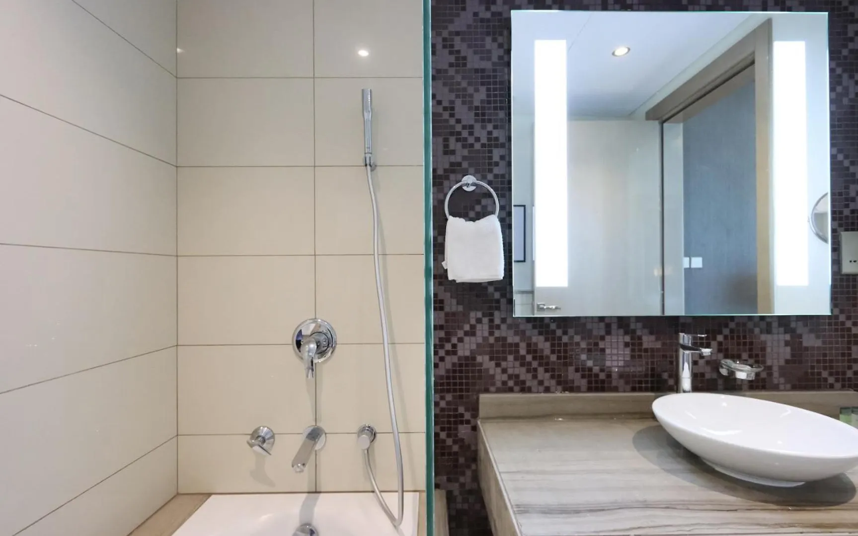2Br Oasis In Damac Towers By Livbnb Dubai
